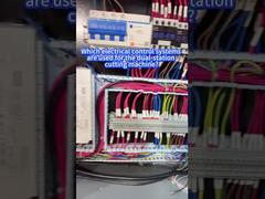 दो-स्टेशन काटने की मशीन के लिए किस विद्युत नियंत्रण प्रणाली का प्रयोग किया जाता है?