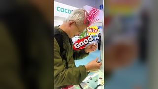 अनुभवी तकनीशियन मंच पर कदम रखता है और मूल्यांकन करने के लिए अपना पढ़ने का चश्मा उतार देता है।